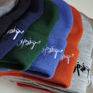 Предлагаем нанесение фирменного стиля на головные уборы с помощью вышивки 